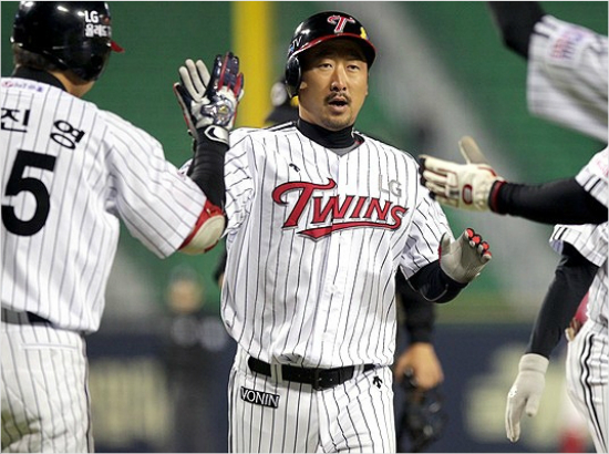 '이게얼마만이냐'LG이병규(7번)가16일KIA와홈경기에서7회3점포를날린뒤동료들의축하를받는모습.(잠실=LG)