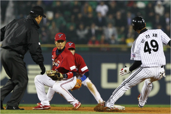 '어디가냐'KIA최용규(가운데)가15일LG와원정에서5회수비때협살에걸린LG문선재를태그하려는모습.(자료사진=KIA)