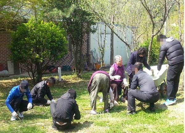 ▲사회봉사명령대상자들이환경정리를하며어르신들과대화를나누고있다.(사진제공=창원보호관찰소)