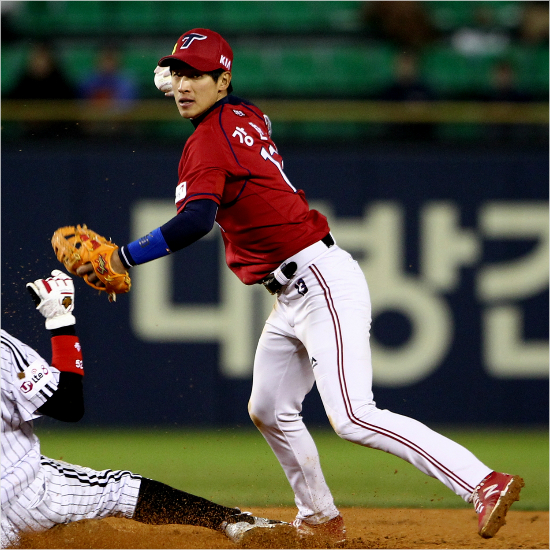 '부담은없다'KIA유격수강한울이16일LG와원정에서4회말1사1루에서상대주자손주인을아웃시킨뒤송구를위해1루를바라보는모습.(잠실=KIA타이거즈)