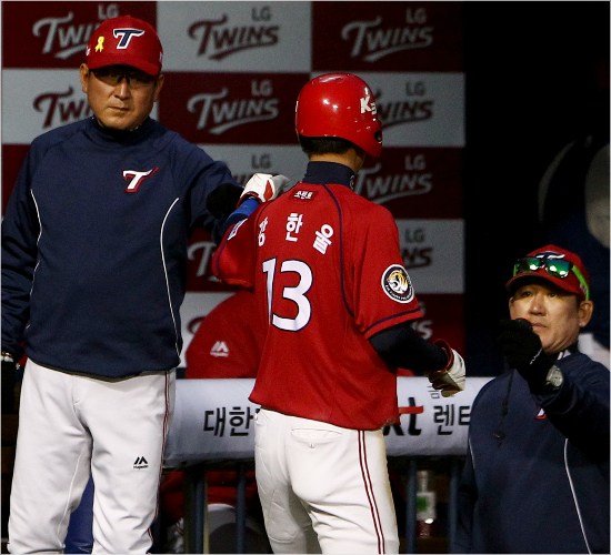 '더쑥쑥커야지'KIA강한울이16일LG와원정에서득점한뒤더그아웃으로들어오며김기태감독(왼쪽),조계현수석코치의축하를받는모습.(잠실=KIA)