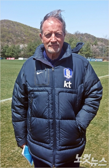 50년경력의축구지도자렌조울리비에리감독은이탈리아축구협회의추천으로한국을찾아2주간각급대표팀과대학,프로팀선수들에게이탈리아의'빗장수비'를전수한다.파주=오해원기자