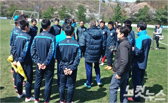 렌조울리비에리감독(가운데)는70대중반의고령에도나이어린선수들을위해직접시범을보이는등열정적인지도로'한국축구의미래'들과함께호흡했다.파주=오해원기자