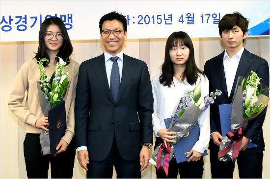 2014-2015성적우수자포상수여식에참석한쇼트트랙심석희(왼쪽부터),김재열대한빙상연맹회장,최민정,박세영.(자료사진=연맹)