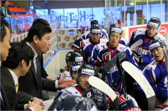 북미아이스하키리그(NHL)스타플레이어출신백지선감독이이끄는한국아이스하키대표팀은강등1년만에세계아이스하키연맹(IIHF)세계선수권디비전2그룹B대회에서우승하며디비전1그룹A로승격했다.(자료사진=대한아이스하키협회)