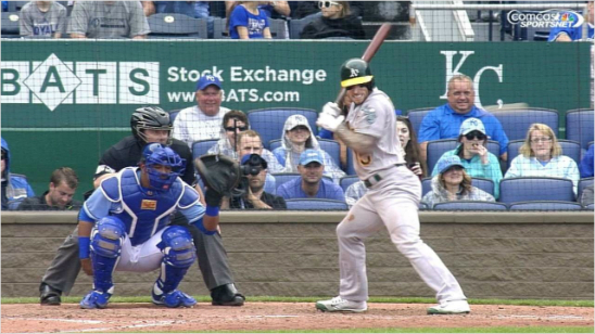 "이건너무하잖아."오클랜드브렛라우리가캔자스시티켈빈에레라의100마일빈볼에몸을움츠리고있다.(홈페이지영상캡처)