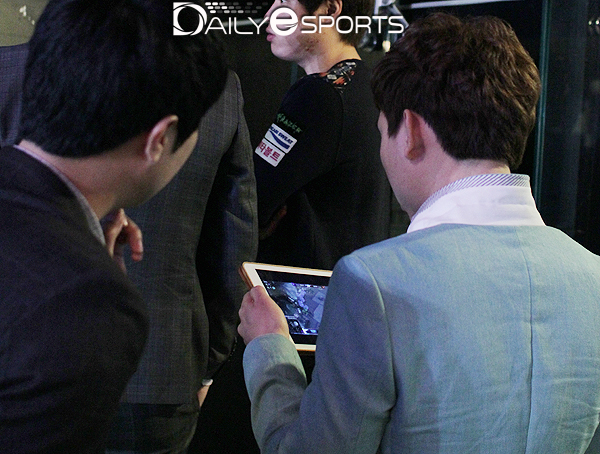 태블릿 PC로 상대 최근 경기 VOD를 확인하고 있는 KT 롤스터 강도경 감독.