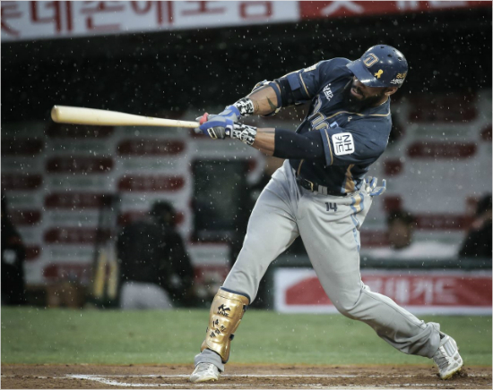 '안넘어가네?'올시즌홈런1위NC에릭테임즈가지난주중롯데와사직원정에서타격하는모습.(자료사진=NC다이노스)