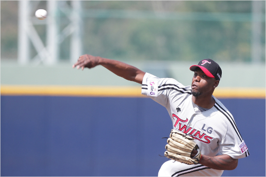 "이제볼넷많이안줍니다."헨리소사가볼넷을줄였다.(자료사진=LG트윈스)