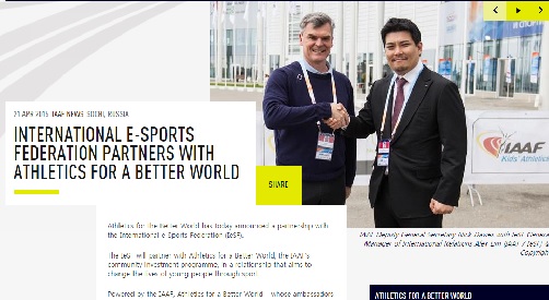 IeSF 임철웅 사무총장(오른쪽)이 IAAF 서기관이자 커뮤니케이션 디렉터인 닉 데이비스와 악수를 나누고 있다.(사진=IAAF 홈페이지 캡처)