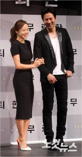 영화'무뢰한'제작보고회에서포즈를취하고있는배우전도연과김남길(황진환기자)