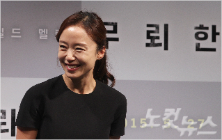 배우전도연이23일오전서울압구정CGV에서열린영화‘무뢰한’제작보고회에참석해포토타임을갖고있다.황진환기자