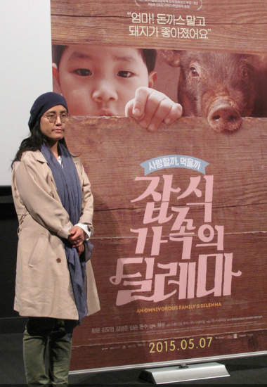 최근열린다큐영화'잡식가족의딜레마'기자간담회뒤황윤감독이포즈를취하고있다.(사진=시네마달제공)
