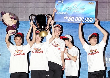 SK텔레콤 T1이 2013년 핫식스 롤챔스 서머 시즌에서 우승한 뒤 세리머니를 펼치고 있다.