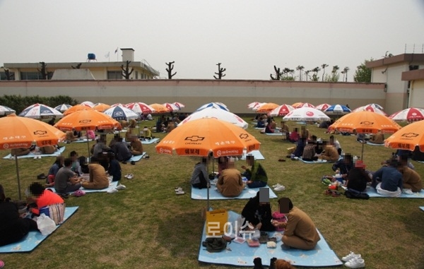 ▲가족만남의날행사를통해즐거운시간을갖고있다.(사진제공=부산교도소)