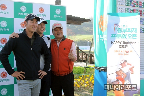 ▲이상희선수와포토타임을갖고있는갤러리.수많은갤러리들이질서정연하게줄지어본인들의순서를기다려기념사진을촬영했다.