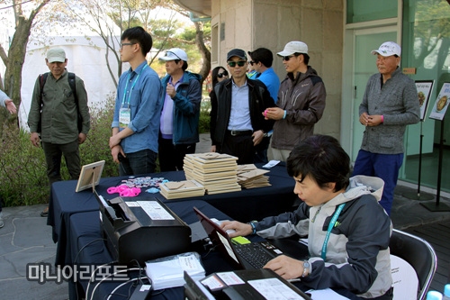 ▲포토존에서촬영한사진을현장에서바로받을수있어서갤러리들의호응도가좋았다.