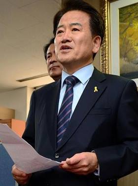 ▲정동영후보뒤에임종인대변인(사진=페이스북)