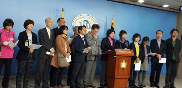 ▲표현의자유와언론탄압공동대책위원회임순혜위원장이트위터에올린24일기자회견사진.