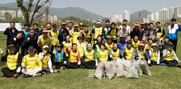 ▲시민공원가꾸기봉사활동을마치고기념촬영.(사진제공=부산경찰청)