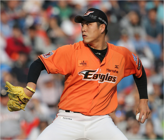 '내등뒤의팬들을위해서꼭'한화권혁이26일SK와홈경기에서힘차게공을뿌리는모습.(대전=한화이글스)