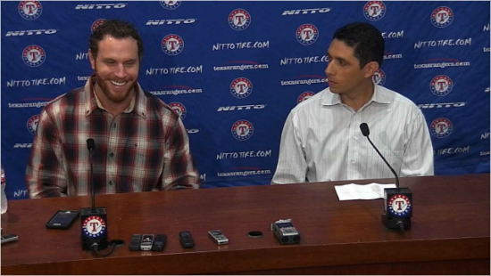 텍사스레인저스로돌아온조시해밀턴(왼쪽)과존다니엘스단장.(홈페이지영상캡처)