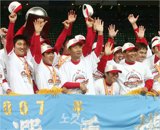 '그때SK를한화와어떻게비교하나'김성근감독(가운데)가2007프로야구두산과한국시리즈6차전에서5-2로이겨우승을확정한뒤선수단과함께팬들환호에답하는모습.(자료사진=노컷뉴스)