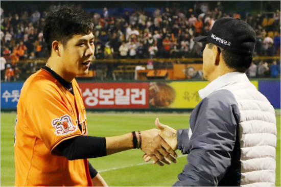 '고생했어'김성근한화감독(오른쪽)이지난24일SK와경기에서승리한뒤좌완투수권혁과악수를나누는모습.(자료사진=한화이글스)