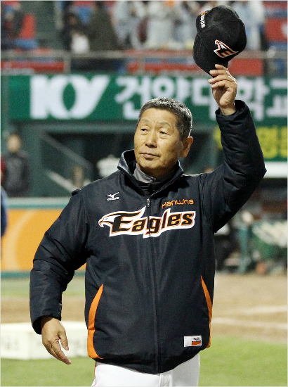 '이게제일잘어울리는걸까'김성근한화감독이7일LG전에서팬들환호에모자를벗어인사하는모습.(자료사진=한화)