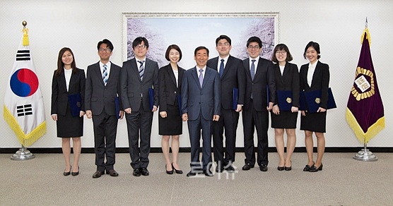 ▲윤인태부산고법원장(사진가운데)이재판연구원8명에게임명장을전수하고기념촬영.(사진제공=부산고법)