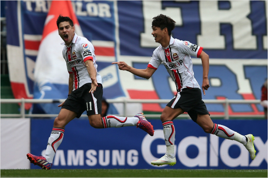 FC서울의외국인선수몰리나(왼쪽)는지난18일열린수원삼성과'현대오일뱅크K리그클래식'7라운드에서전반막판기막힌프리킥을선보였고,이골은4월의'K리그베스트골'로선정됐다.(자료사진=한국프로축구연맹)
