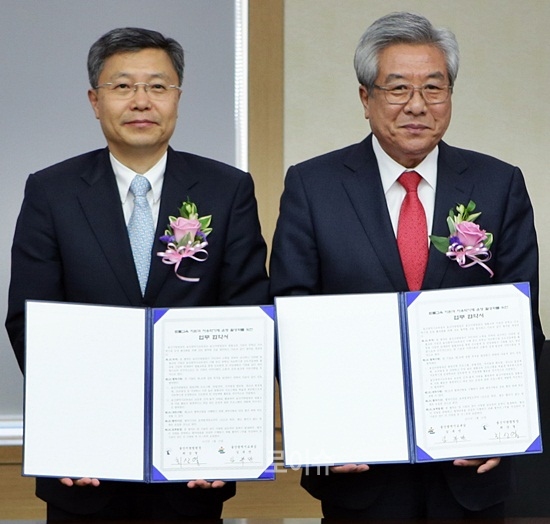 ▲최상열울산지법원장(사진왼쪽)과김복만울산교육청교육감이업무협약체결서를내보이고있다.(사진제공=울산지법)