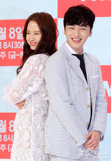 배우송지효(왼쪽)와변요한이30일오후서울영등포타임스퀘어에서열린tvN금토드라마'구여친클럽'제작발표회에서포토타임을갖고있다.박종민기자