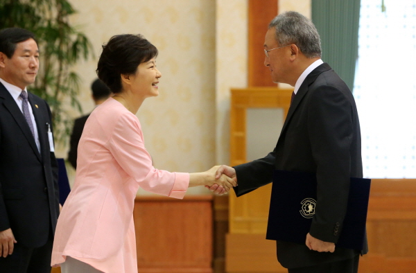 ▲2013년8월8일박근혜대통령이청와대에서윤창번신임미래전략수석에게임명장을수여한뒤악수하고있다.(사진출처=청와대홈페이지)