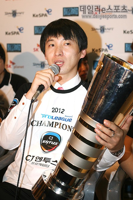 CJ 엔투스를 이끌고 SK플래닛 스타크래프트2 프로리그 시즌2에서 우승할 때의 김동우 감독.