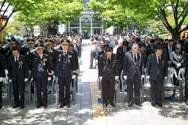 ▲참석자들이경찰관들의희생정신을기리며추도하고있다.