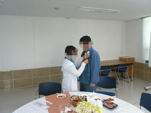 ▲아들이가족접견실에서아버지에게카네이션을달아주며사랑을전하고있다.(사진제공=진주교도소)