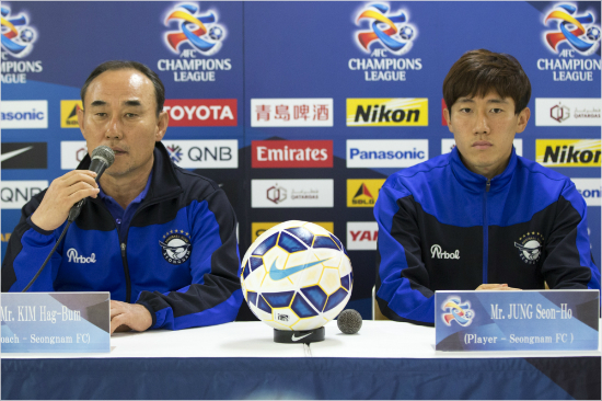 성남김학범감독(사진왼쪽)과정선호(사진=2015ACL사진공동취재단)