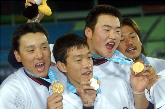 '저때만해도좋았는데...'2002년부산아시안게임우승뒤이승엽,조용준,김진우,이상훈(왼쪽부터)당시대표팀선수들이금메달을들고기뻐하는모습.(자료사진=KIA)