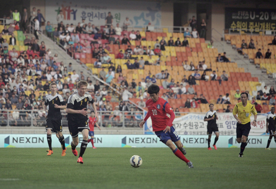 드리블 하는 강지훈 뒤로 넥슨 로고가 부착된 A보드가 눈에 띈다(사진=넥슨).