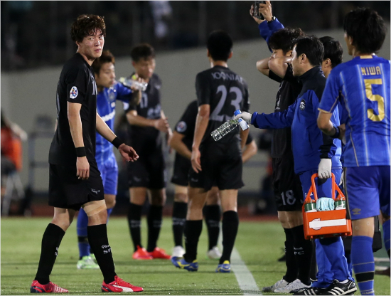 선제골의주인공성남황의조(사진왼쪽)가전반막판교체되면서그라운드를바라보며아쉬운표정을지어보이고있다(사진=2015ACL사진공동취재단)