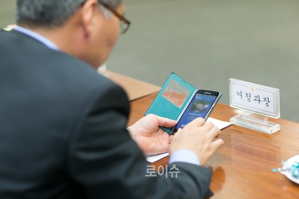 ▲아이노잉앱을구동해살펴보고있다.