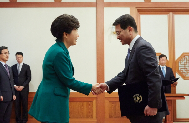 ▲박근혜대통령이8일오후청와대에서박상옥신임대법관에게임명장을수여하고있다.(사진출처=청와대홈페이지)