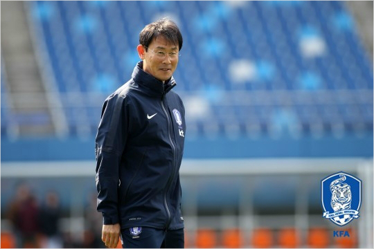 12년만의국제축구연맹(FIFA)여자월드컵출전을앞둔윤덕여여자축구대표팀감독은전략적인경기운영보다매경기최선을다해8강이상의성적을낸다는분명한목표를밝혔다.(자료사진=대한축구협회)