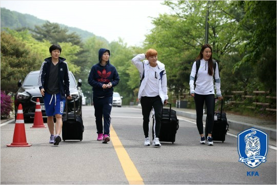 최근까지무릎부상에시달렸던전가을(왼쪽세번째)은다음달월드컵개막전까지몸상태를끌어올려최상의경기력을선보인다는각오다.(자료사진=대한축구협회)