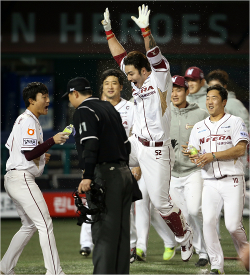 '거포부활이요'넥센박병호(52번)가8일KIA와홈경기에서9회말끝내기솔로포를날린뒤동료들의환영속에홈을밟고있다.(목동=넥센히어로즈)