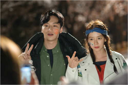 tvN'구여친클럽'이첫방송을가졌다.왼쪽부터'구여친클럽'에서웹툰작가방명수역을맡은배우변요한과영화프로듀서김수진역을맡은배우송지효.(사진=CJE&M제공)