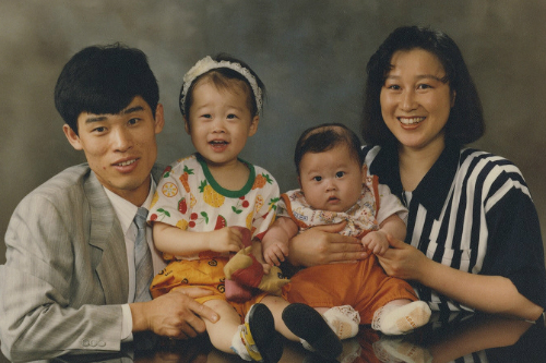 다큐영화'반짝이는박수소리'에나오는이길보라감독의가족사진(사진=낭만회관제공)