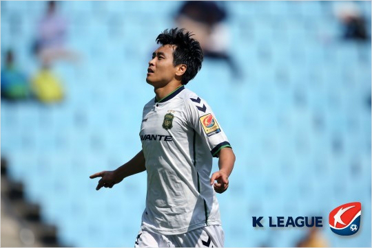 이동국은후반교체투입이후좀처럼울산의밀집수비를뚫지못했던전북의해결사역할을톡톡히했다.(자료사진=한국프로축구연맹)