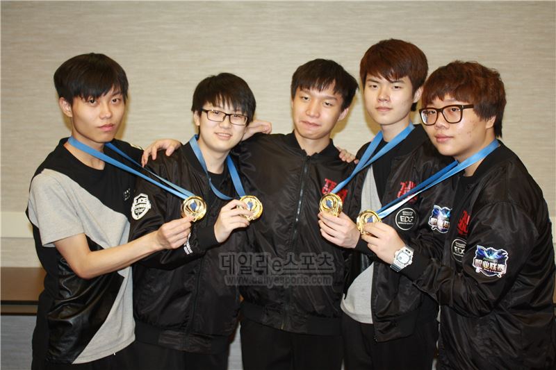 왼쪽부터 MSI에서 우승한 EDG의 'Koro1' 통양, 'Meiko' 티앤예, 'ClearLove' 밍카이, 'Deft' 김혁규, 'Pawn' 허원석.